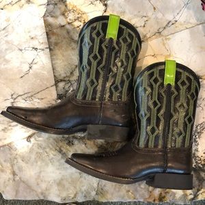 Worn once boys ariat size 4 🤠